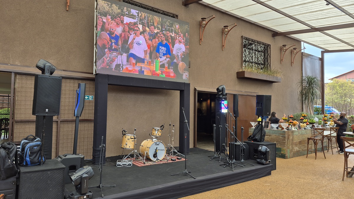 Kit Telão de LED 3x2m + Som profissional JBL + Técnico