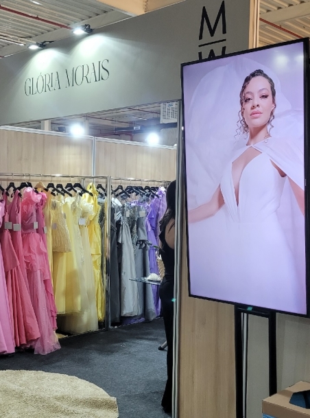 Aluguel de E-banner 55 polegadas para eventos corporativos